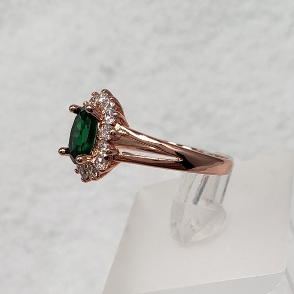 18k Rose Gold Emerald Ring - Picture 5 of 8